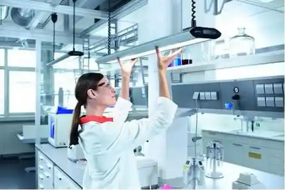 Laboraufnahme mit Licht und Glas